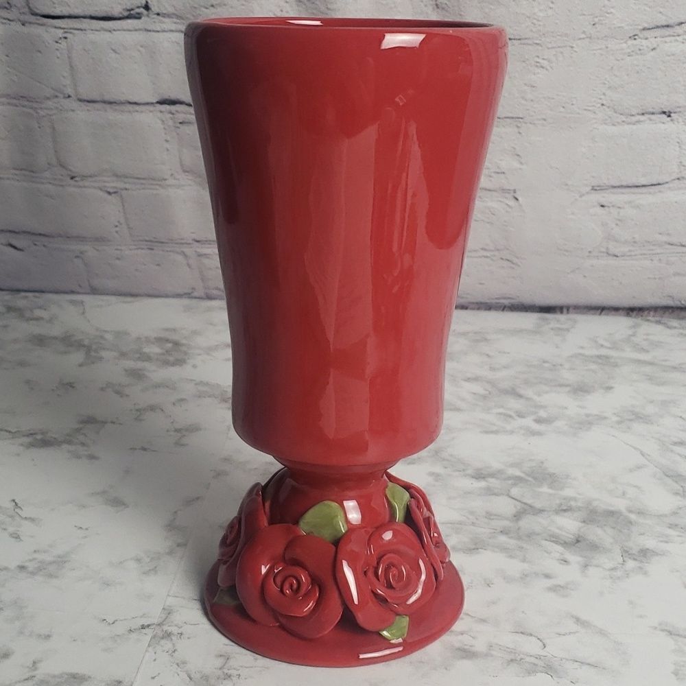 Red Roses Vase‎